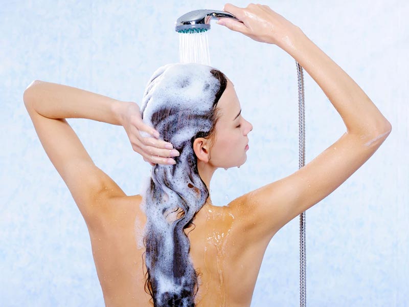 बालों को धोने के लिए करें इन 5 हर्बल वॉटर का प्रयोग, मिलेंगे मजबूत और शाइनी बाल
